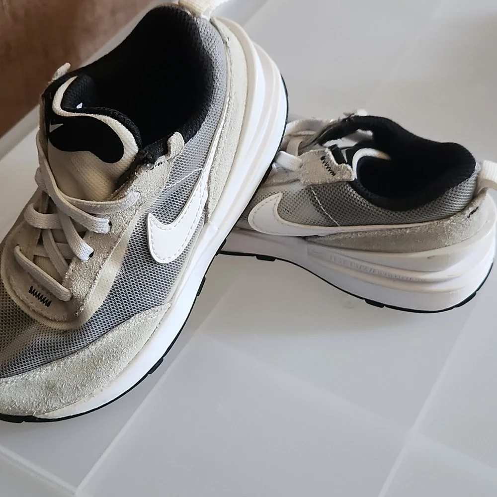 Nike - Picture 3 of 3